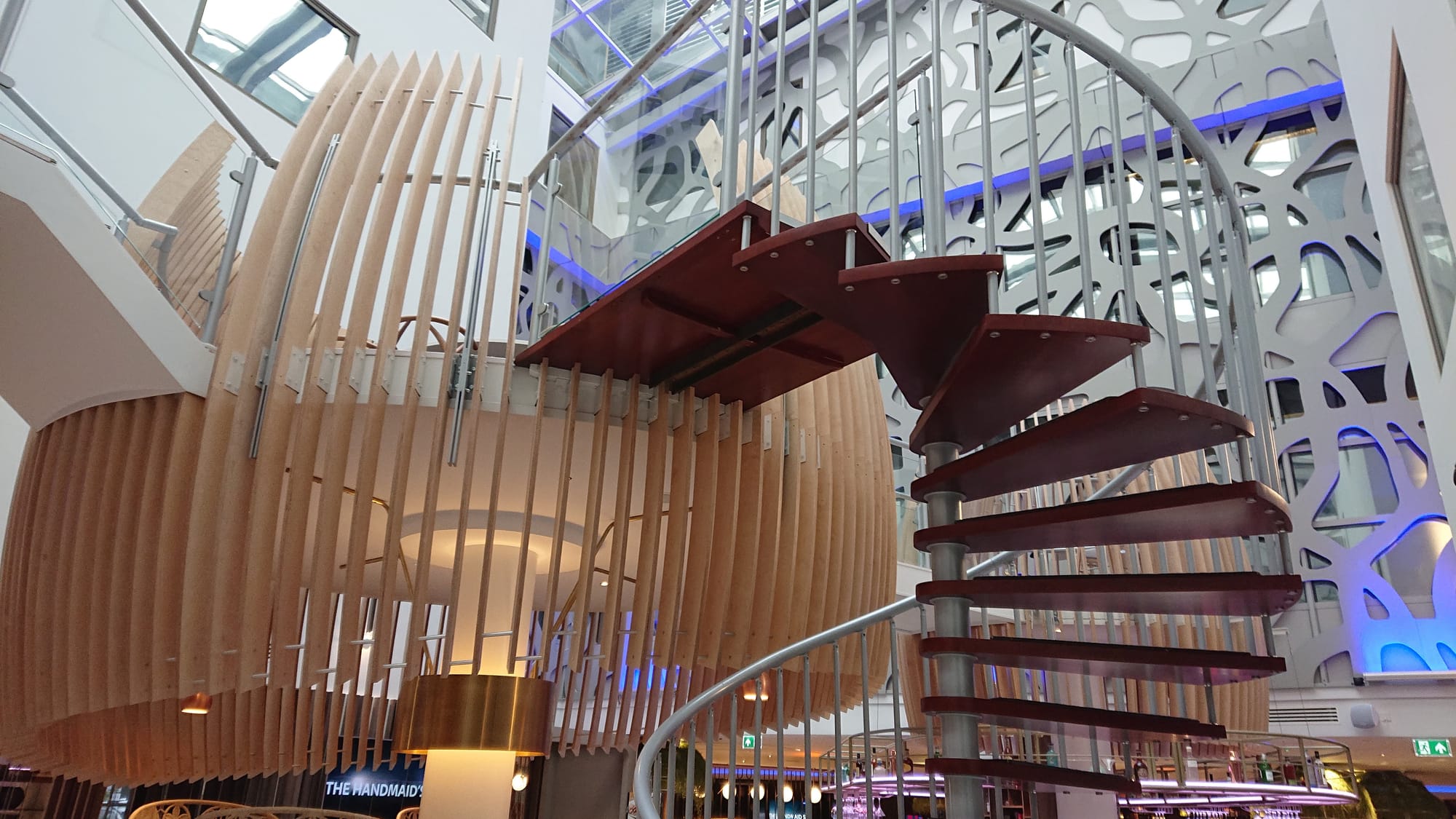 호텔 리셉션 풍경.  Novotel London Heathrow T1 T2&T3