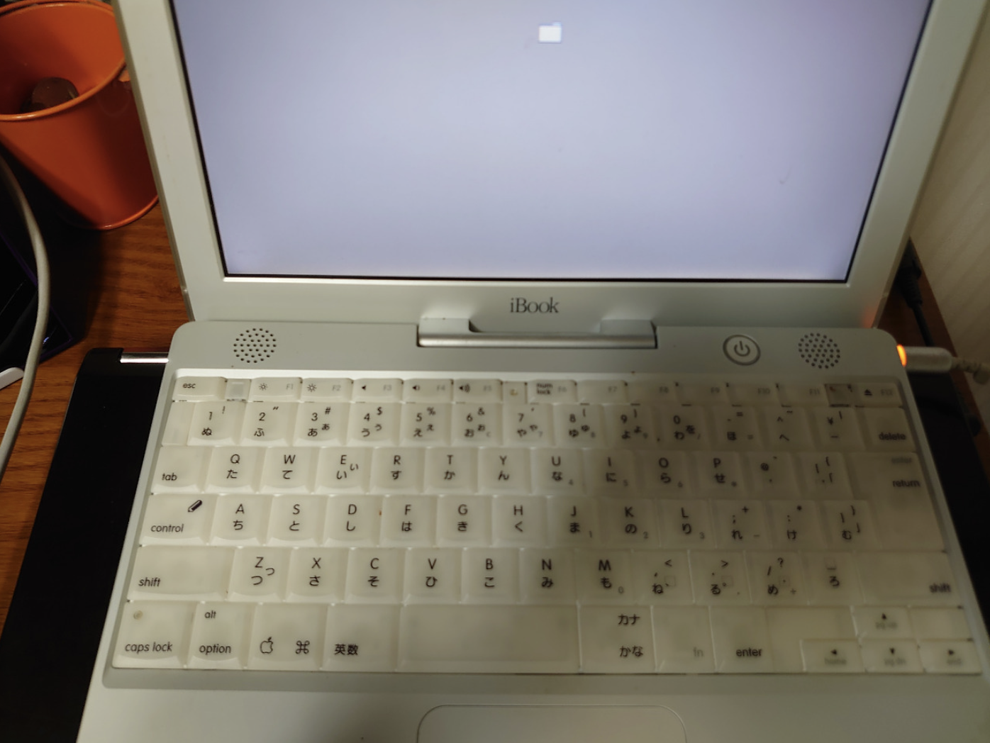 iBook G3 부팅중인 사진